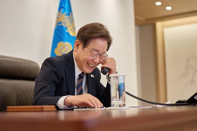 이재명 대통령이 9일 서울 용산구 대통령실 청사 집무실에서 이시바 시게루 일본 총리와 전화 통화를 위해 수화기를 들고 있다. (사진=대통령실 제공) /사진=뉴시스