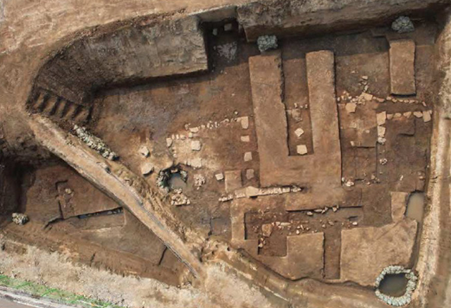 관청리 일대에서 진행 중인 고려시대 건물지 발굴 광경. 한국문화유산연구원