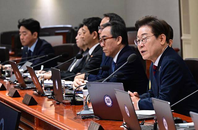 이재명 대통령이 5일 서울 용산 대통령실청사에서 취임 후 열린 첫 국무회의에서 발언하고 있다. 왕태석 선임기자