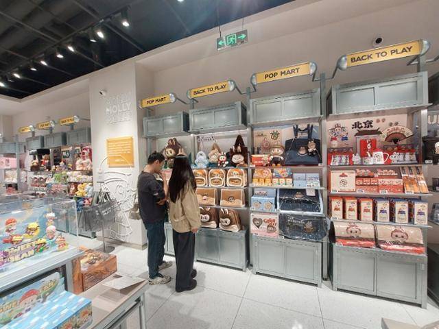지난달 25일 중국 베이징의 팝마트 매장을 방문한 젊은이들이 다양한 피규어 제품을 구경하고 있다. 베이징=조영빈 특파원