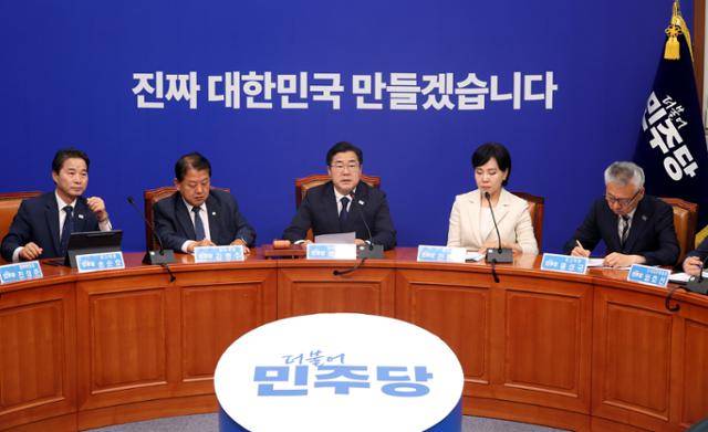 박찬대 더불어민주당 당대표 직무대행 겸 원내대표가 9일 오전 서울 여의도 국회에서 열린 최고위원회의에서 발언을 하고 있다. 뉴시스