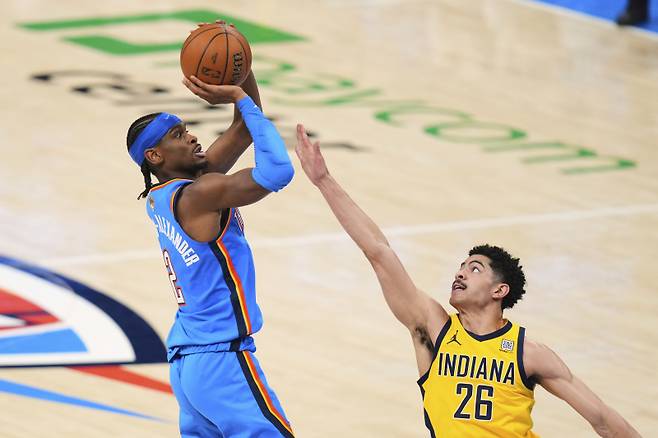 <yonhap photo-5264=""> Oklahoma City Thunder guard Shai Gilgeous-Alexander (2) shoots against Indiana Pacers guard Ben Sheppard (26) during the second half of Game 2 of the NBA Finals basketball series Sunday, June 8, 2025, in Oklahoma City. (AP Photo/Kyle Phillips)/2025-06-09 11:45:36/ <저작권자 ⓒ 1980-2025 ㈜연합뉴스. 무단 전재 재배포 금지, AI 학습 및 활용 금지></yonhap>