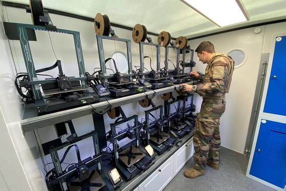 3D 프린터를 갖춘 페르세 시스템즈가 개발한 이동식 드론 공장. Per Se Systems