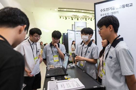 아산 유스프러너 프로그램에 참여한 청소년은 직접 제품 개발부터 홍보까지 도맡아 창업의 다양한 면을 배운다.