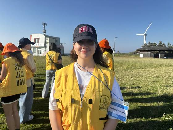 4일 오후 제주에서 진행된 ‘글로벌유스인제주’ 넷제로 제주 투어 프로그램 중 김녕바다 플로깅 봉사에 참가한 튀르키예 출신 유학생 미나. 최충일 기자