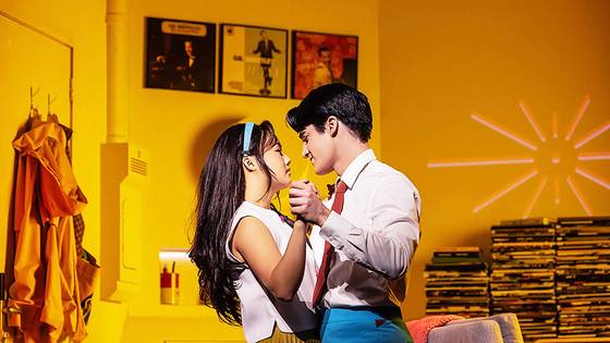 뮤지컬 ‘어쩌면 해피엔딩’에서 사람을 돕는 로봇 올리버(대런 크리스)와 클레어(헬렌 셴)는 사람처럼 서로 간의 애정을 표시한다. 사진 NHN링크 제공