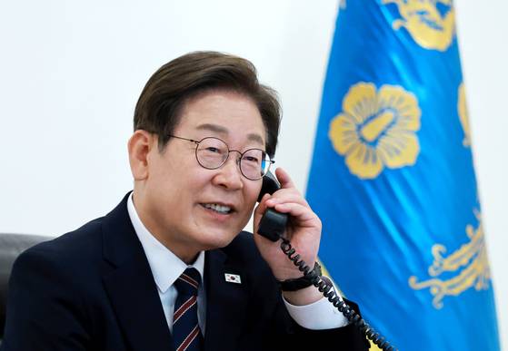 이재명 대통령이 9일 서울 용산 대통령실 청사 집무실에서 이시바 시게루 일본 총리와 전화 통화를 위해 수화기를 들고 있다. 대통령실사진기자단