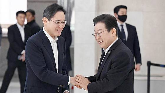 이재명 당시 더불어민주당 대표가 지난 3월 이재용 삼성전자 회장과 인사하고 있다. 공동취재단