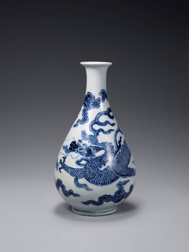 조선 왕실에서 사용된 '청화백자 운룡문병'.