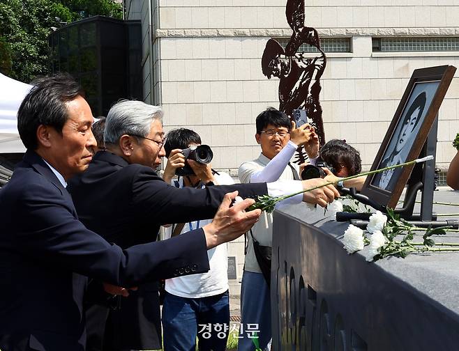 제38주기 이한열 추모식에서 우상호 대통령실 정무수석(왼쪽)과 윤동섭 연세대학교 총장이 영정에 헌화를 하고 있다.