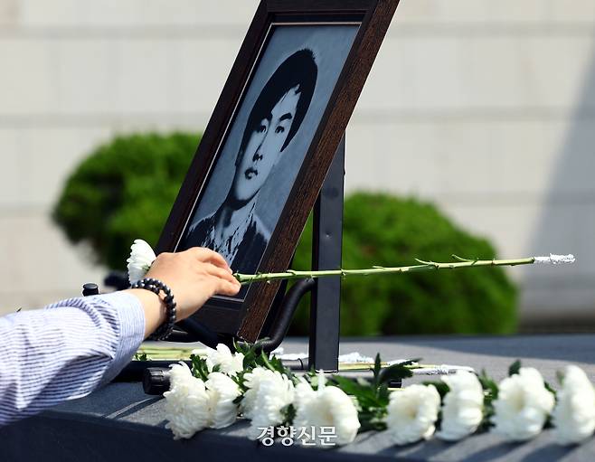 제38주기 이한열 추모식에서 참석자들이 이한열 열사의 영정에 헌화하고 있다.