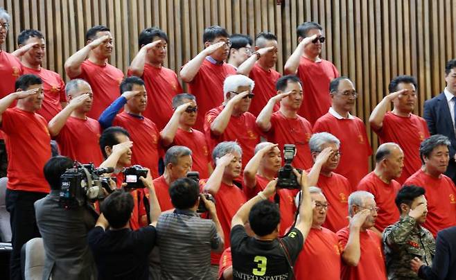 해병대예비역연대 회원들이 지난 5일 국회 본회의장 방청석에서 채해병 특검법이 통과되자 거수경례를 하고 있다. 박민규 선임기자