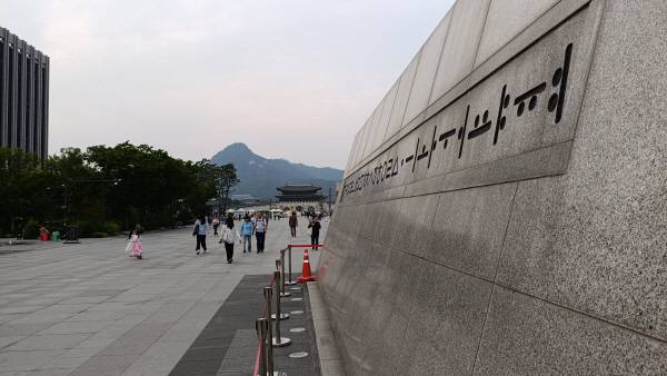 지난 1일 포코 M7 프로 5G 폰으로 광화문 광장 세종대왕 동상에서 광화문을 촬영했다. 1.0배줌. 정옥재 기자