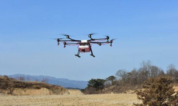 비행 중인 드론.