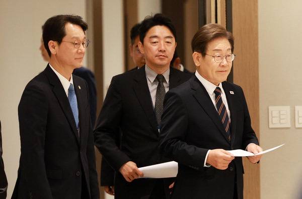 이재명 대통령이 9일 서울 용산 대통령실 청사에서 열린 비상경제점검 2차 태스크포스(TF)회의에 참석하고 있다. 대통령실통신사진기자단