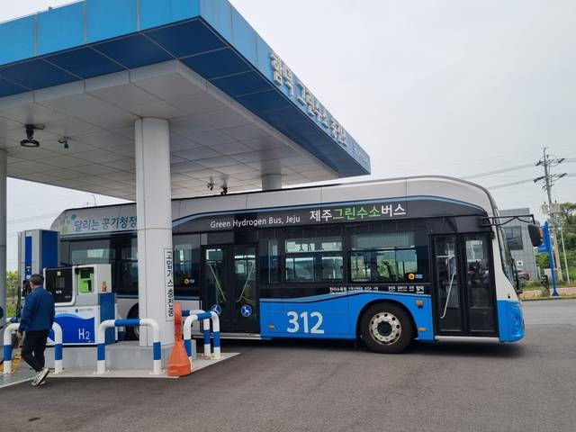지난 4일 제주도 조천읍 수소 충전소에 수소 버스가 충전을 위해 대기하고 있다.