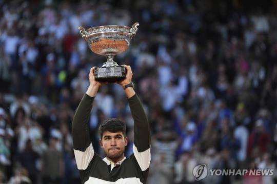 우승컵을 든 알카라스 / 사진=연합뉴스