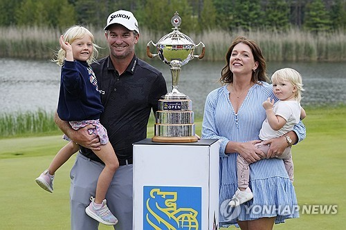 아내, 두 딸과 함께 기뻐하는 폭스. / 사진=연합뉴