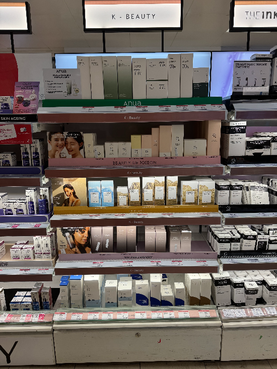 영국 부츠 매장에 전시된 조선미녀 등 K뷰티 제품(부츠 제공)