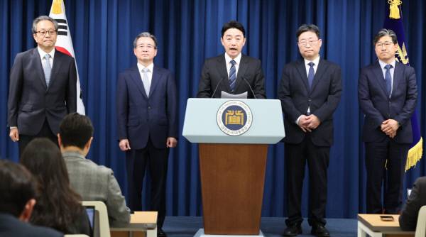 강훈식 대통령 비서실장이 6일 서울 용산구 대통령실 청사에서 대통령실 조직개편안 및 1차 인선 발표을 하고 있다. 왼쪽부터 문진영 사회수석, 김용범 정책실장, 강 비서실장, 하준경 경제성장수석, 류덕현 수석급 재정기획보좌관. 2025.6.6/뉴스1 Copyright (C) 뉴스1. All rights reserved. 무단 전재 및 재배포, AI학습 이용 금지.