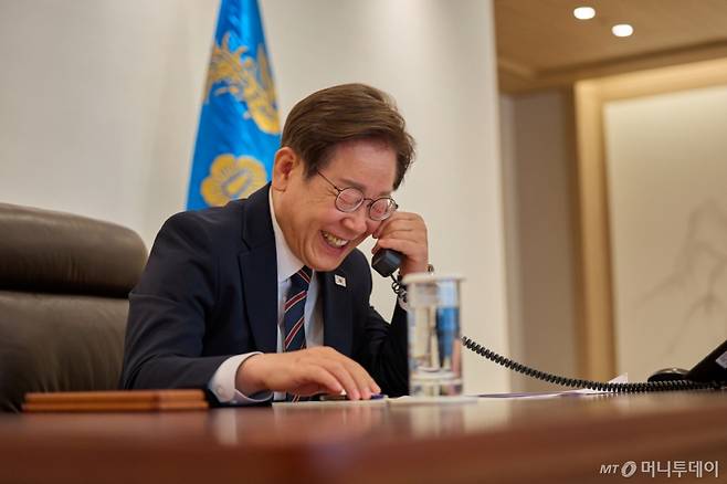 (서울=뉴스1) 허경 기자 = 이재명 대통령이 9일 서울 용산구 대통령실 청사 집무실에서 이시바 시게루 일본 총리와 전화 통화를 하고 있다. (대통령실 제공. 재판매 및 DB 금지) 2025.6.9/뉴스1 Copyright (C) 뉴스1. All rights reserved. 무단 전재 및 재배포, AI학습 이용 금지. /사진=(서울=뉴스1) 허경 기자