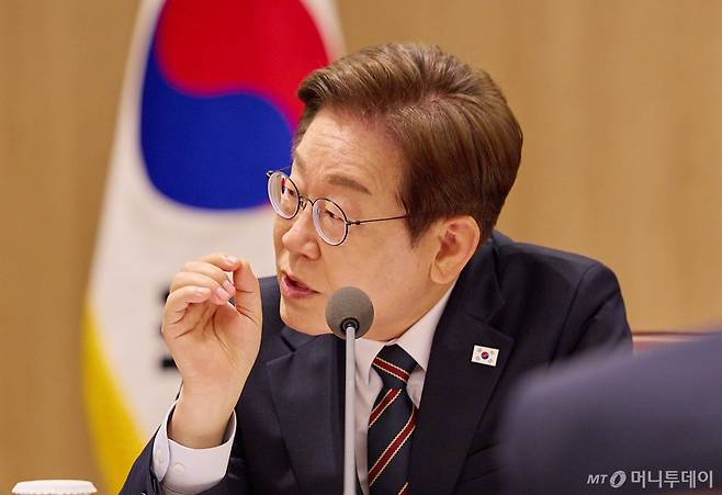이재명 대통령이 9일 서울 용산구 대통령실 청사에서 열린 비상경제점검 TF 2차 회의를 주재하고 있다./ 사진=뉴스1