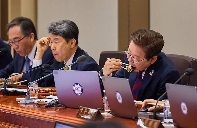 이재명 대통령의 국정수행에 대한 긍정 전망 비율이 58.2%라는 여론조사 결과가 9일 나왔다. 사진은 지난 5일 서울 용산 대통령실에서 열린 취임 첫 국무회의에서 김밥으로 점심을 대신하고 있고 있는 모습. /사진=대통령실