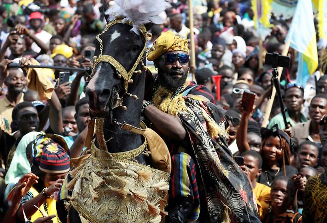 나이지리아 오군주에서 이주부 민족 문화 정체성을 강화하는 오주데오바 축제가 개최됐다. 사진은 지난 8일(현지시각) 오주데오바 축제에서 한 남성이 말 퍼레이드를 하고 있는 모습. /사진=로이터