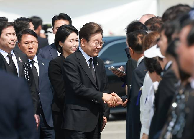 황인권 대통령경호처장(왼쪽 두 번째)이 6일 서울 동작구 국립서울현충원에서 열린 70회 현충일 추념식에 참석하는 이재명 대통령과 김혜경 여사를 수행하고 있다 <연합>