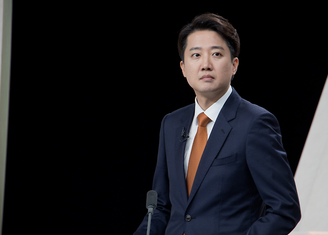 이준석 개혁신당 후보가 지난 달 27일 서울 마포구 상암동 MBC 스튜디오에서 열린 정치 분야 TV토론회를 준비하고 있다. 연합뉴스