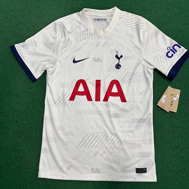 국내축구선수가 소속된 잉글랜드 축구팀 유니폼 앞면.