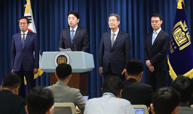 강훈식 대통령 비서실장이 8일 용산 대통령실에서 정무,홍보,민정 수석 인선을 발표하고 있다. 왼쪽부터 우상호 정무수석, 강 비서실장, 오광수 민정수석, 이규연 홍보소통수석. 연합뉴스