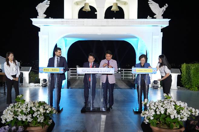 이탈리아 파르마시와의 자매도시 체결을 위한 의향서(LOI) 서명식 및 춘천시와 강원도교육청, 강원생명과학고, 알마요리학교는 글로벌 요리인재양성 관련 4자 업무협약. 춘천시 제공