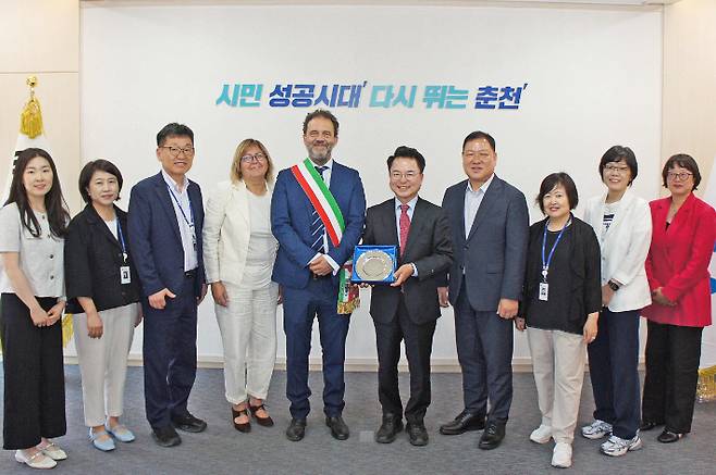 이탈리아 파르마시 대표단이 9일 춘천시청을 방문했다. 춘천시 제공