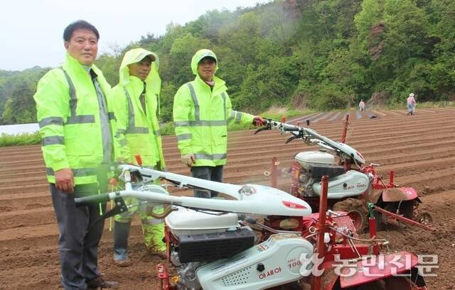 신정식 경북 안동와룡농협 조합장(왼쪽)과 라오스 출신 공공형 계절근로자들이 고추 아주심기를 위한 밭 조성 작업을 하고 있다.