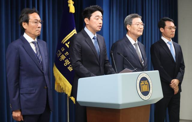 ▲강훈식 대통령 비서실장이 8일 용산 대통령실에서 정무,홍보,민정 수석 인선을 발표하고 있다. 왼쪽부터 우상호 정무수석, 강 비서실장, 오광수 민정수석, 이규연 홍보소통수석. ⓒ연합뉴스