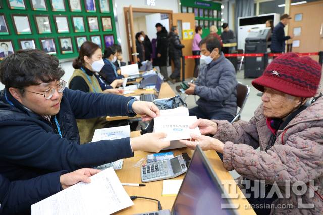 ▲해남군이 2025년 2월 민생경제회복지원금으로 해남사랑상품권을 지급하는 모습ⓒ해남군