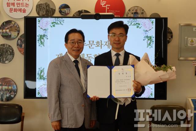 ▲9일 노희용 광주문화재단 대표가 배동환 신임사무처장에게 임명장을 수여하고 기념촬영을 하고 있다.ⓒ광주문화재단