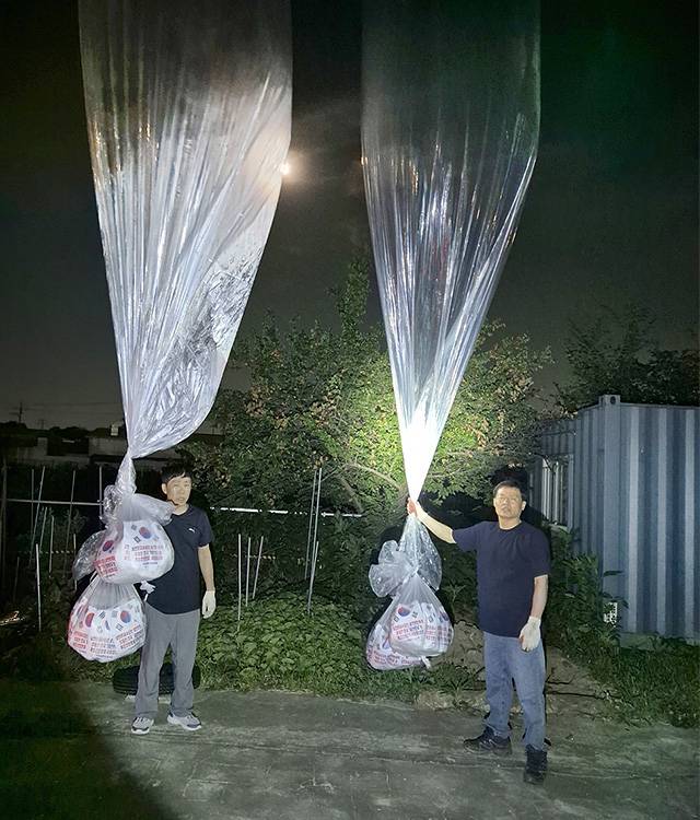 ▲ 탈북민단체 자유북한운동연합이 지난 6월 20일 밤 경기도 파주에서 북한을 향해 전단 30만장과 USB, 1달러 지폐 등을 담은 대형 애드벌룬을 띄웠다고 21일 밝혔다. ⓒ연합뉴스