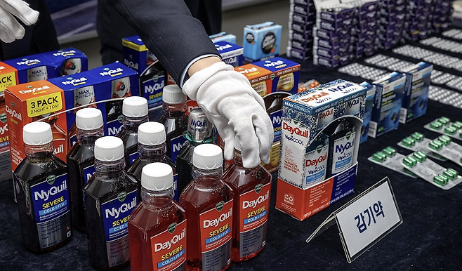 관세청이 지난 3월 18일 인천 중구 운서동 인천공항세관 특송물류센터에서 적발된 마약류 성분이 함유된 불법 의약품을 공개하고 있다. 연합뉴스