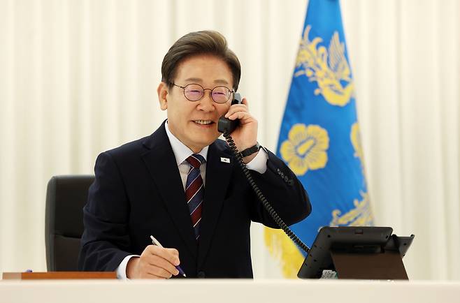 이재명 대통령이 6일 서울 한남동 관저에서 도널드 트럼프 미국 대통령과 전화 통화를 하기 위해 수화기를 들고 있다. 뉴시스