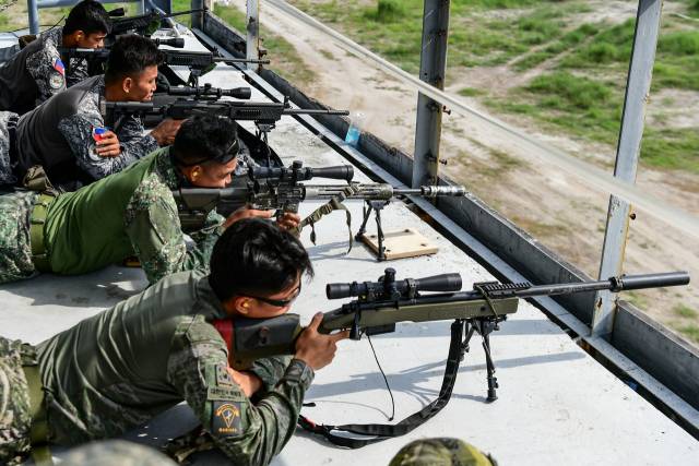 카만닥 훈련에 참가한 해병대 장병이 지난 5월 28일(현지 시간) 필리핀 루손섬 일대 고지대 모형탑 훈련장에서 필리핀 해병대와 함께 저격사격술을 숙달하고 있다. 사진 제공=해병대사령부