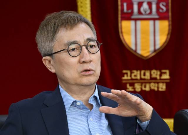 김진영 고려대 노동대학원장이 5일 서울 성북구 고려대학교에서 본지와 인터뷰를 갖고 있다. 성형주 기자