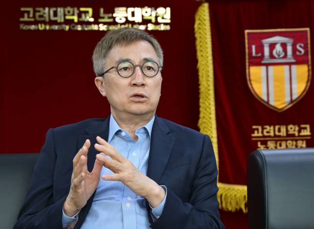 김진영 고려대 노동대학원장이 5일 서울 성북구 고려대학교에서 본지와 인터뷰를 갖고 있다. 성형주 기자