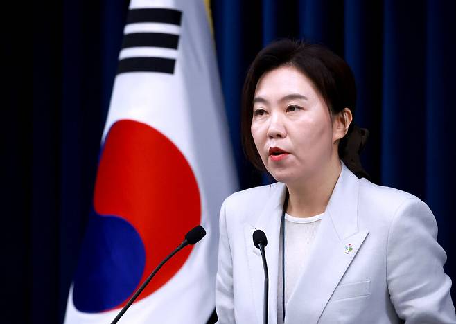 강유정 청와대 대변인이 9일 서울 용산 대통령실 청사에서 대통령경호처 인사 관련 현안 브리핑을 하고 있다. ⓒ 연합뉴스