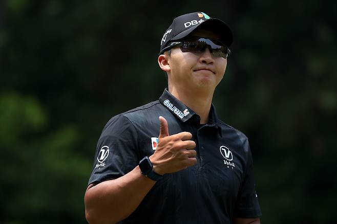 김홍택이 8일 부산 기장 아시아드CC에서 열린 KPGA투어 백송홀딩스 아시아드CC 부산오픈 최종라운드 5번홀에서 버디를 낚은 뒤 엄지를 들어올리며 여유를 보이고 있다. KPGA 제공