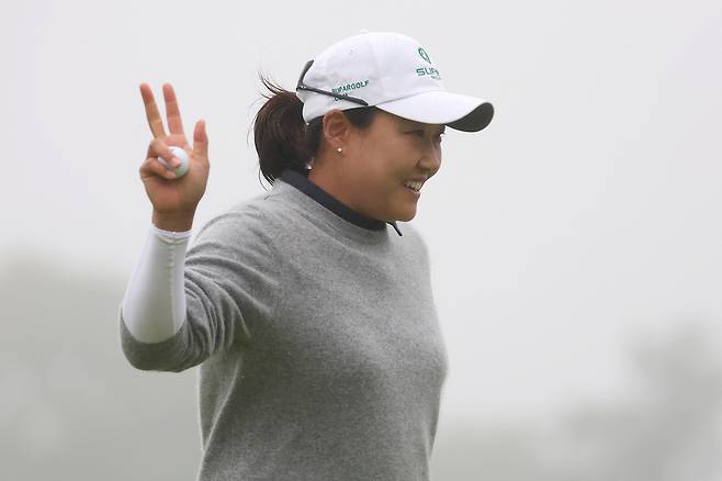 이일희가 9일 미국 뉴저지주 갤러웨이의 시뷰 베이코스에서 열린 LPGA투어 숍라이트 클래식 최종라운드 17번홀에서 버디를 성공한 뒤 환한 미소를 지으며 갤러리 환호에 답하고 있다. 갤러웨이|AFP연합뉴스