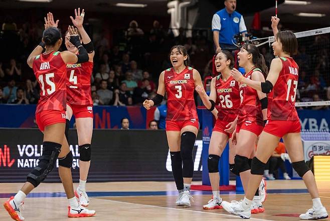 일본 여자배구 대표팀 선수들이 9일 VNL 도미니카공화국전에서 승리한 뒤 기뻐하고 있다. 국제배구연맹 제공