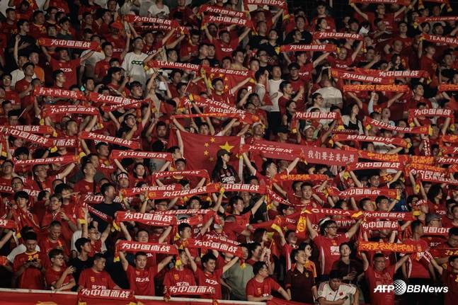 지난 5일 인도네시아 원정을 떠난 중국 팬들. /AFPBBNews=뉴스1