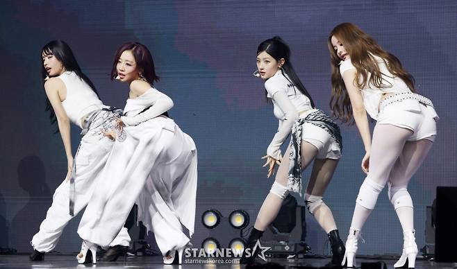 그룹 키스 오브 라이프(KISS OF LIFE)가 9일 오후 서울 광진구 예스24 라이브홀에서 열린 미니 4집 앨범 '224'(투투포) 발매 기념 쇼케이스에서 멋진 무대를 선보이고 있다./2025.06.09 /사진=김휘선 hwijpg@